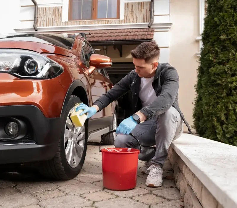 Lavage auto à domicile Le Donjon : professionnel intervenant sur un véhicule